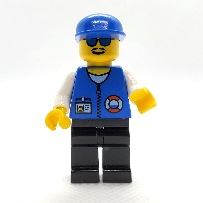 Garde-côte, veste bleue avec fermeture éclair et badge d’identité, casquette bleue, lunettes de soleil bleues (Coast Guard, Blue Jacket with Zipper and ID Badge, Blue Cap, Blue Sunglasses)
