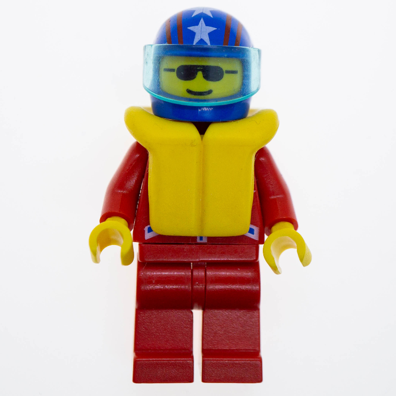 Pilote de course, veste rouge avec 2 étoiles, casque bleu avec étoiles et visière, gilet de sauvetage jaune, lunettes de soleil (Racer, Red Jacket with 2 Stars, Blue Helmet with Stars and Visor, Yellow Life Vest, Sunglasses)