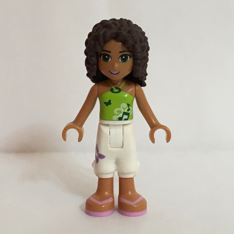Andrea — haut vert citron, pantalon blanc (Andrea - Lime Top, White Trousers)