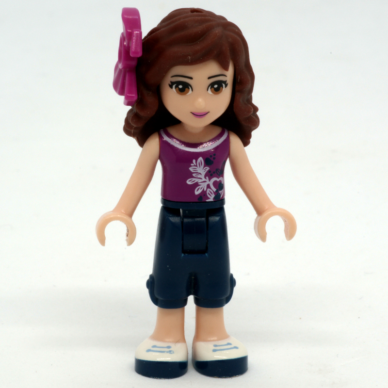 Olivia — haut magenta, pantalon bleu foncé, noeud (Olivia - Magenta Top, Dark Blue Trousers, Bow)