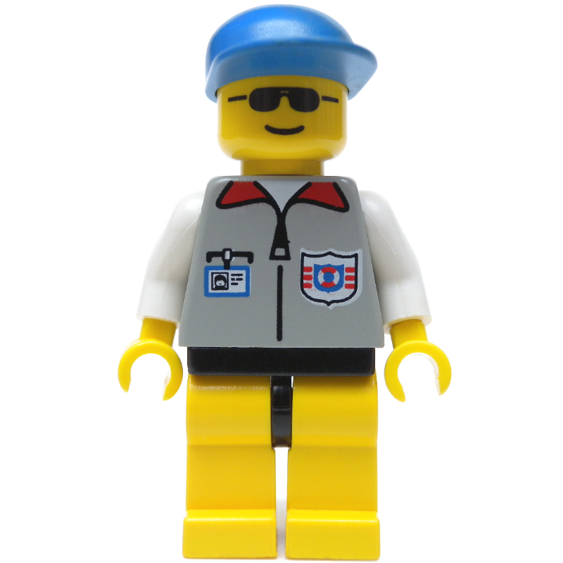 Sauveteur, veste gris clair avec fermeture éclair et insigne, casquette bleue, lunettes de soleil (Lifeguard, Light Gray Jacket with Zipper and Badge, Blue Cap, Sunglasses)