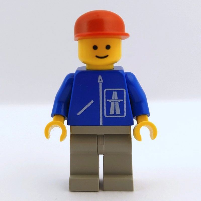 Homme, veste bleue avec logo de l'autoroute, jambes gris clair, casquette rouge (Man, Blue Jacket with Highway Logo, Light Gray Legs, Red Cap)
