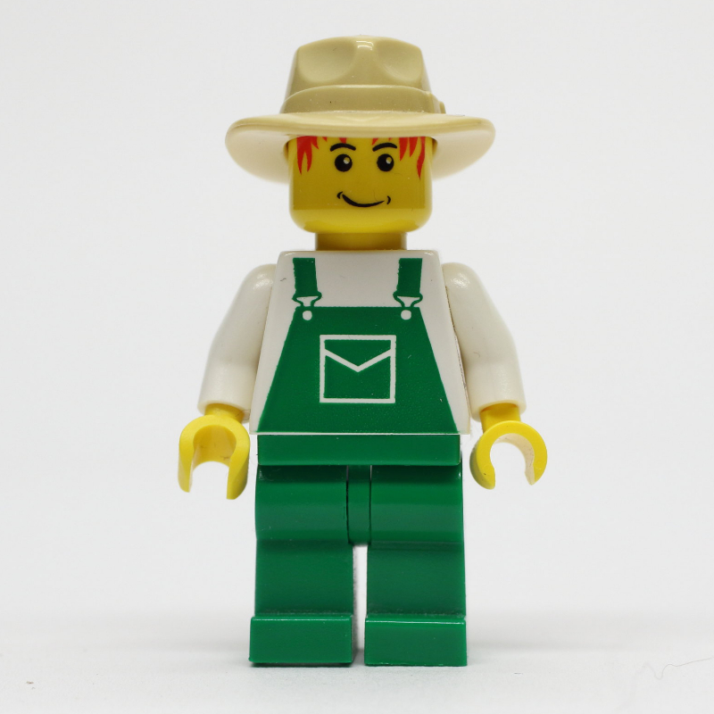 Homme, salopette verte, chapeau bord grand beige (Man, Green Overalls, Tan Wide Brim Hat)