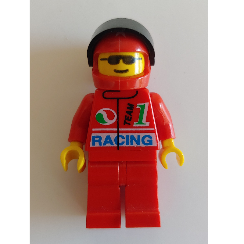 Coureur, veste rouge avec logo Octan et «course», jambes rouges, casque rouge avec visière noire, lunettes de soleil (Racer, Red Jacket with Octan Logo and 'RACING', Red Legs, Red Helmet with Black Visor, Sunglasses)