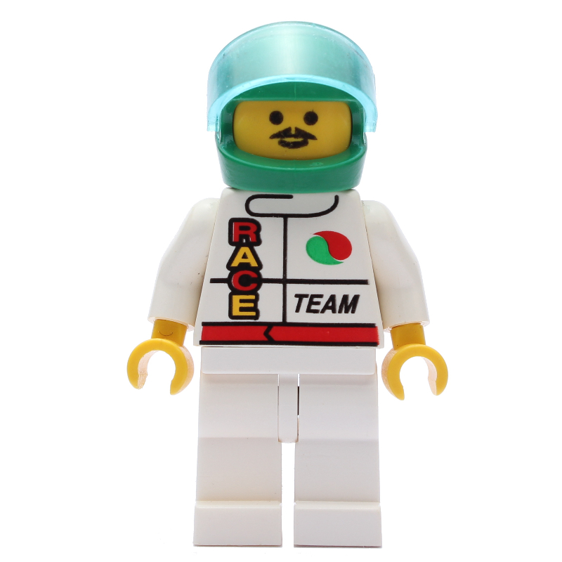 Racer, veste blanche avec logo Octan et 'race' et 'team', casque vert avec visière, moustache (Racer, White Jacket with Octan Logo and 'RACE' and 'TEAM', Green Helmet with Visor, Moustache)