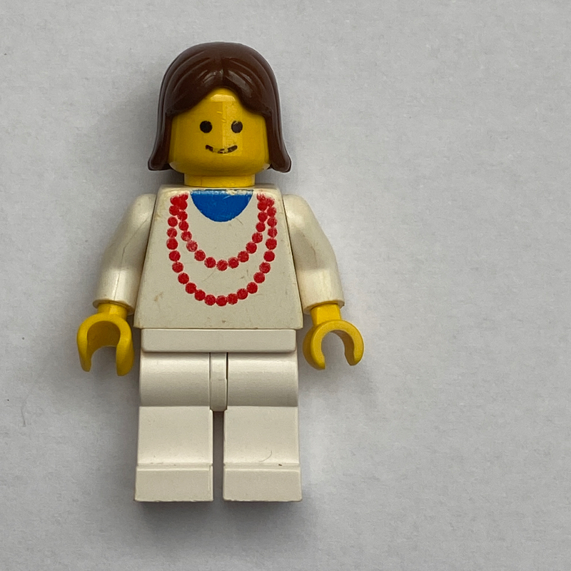 Femme, haut blanc avec collier rouge, jambes blanches, cheveux bruns (Woman, White Top with Red Necklace, White Legs, Brown Hair)