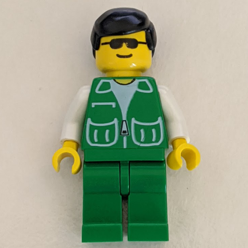 Homme, veste verte, jambes vertes, cheveux noirs, lunettes de soleil (Man, Green Jacket, Green Legs, Black Hair, Sunglasses)