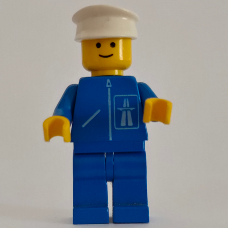 Homme, veste bleue avec logo de l'autoroute, jambes bleues, chapeau blanc (Man, Blue Jacket with Highway Logo, Blue Legs, White Hat)