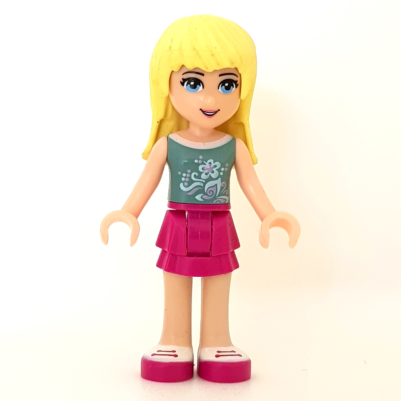 Stephanie — haut vert sable, jupe magenta (Stephanie - Sand Green Top, Magenta Skirt)
