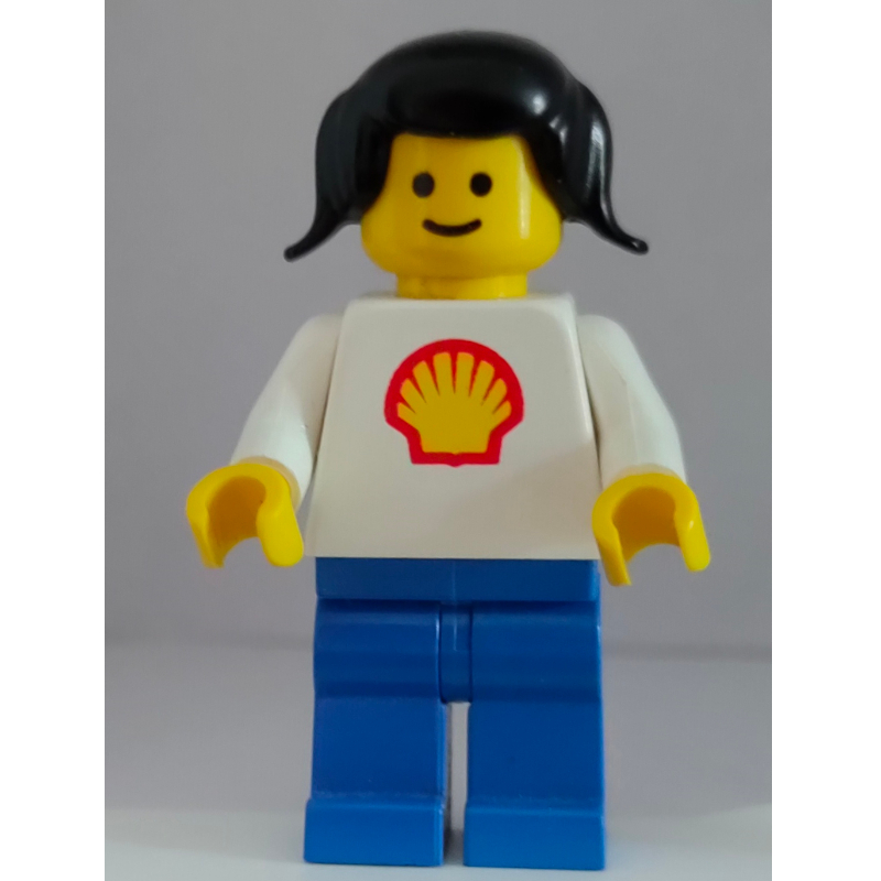Femme, torse blanc avec logo Shell, jambes bleues, cheveux en couettes noirs (Woman, White Torso with Shell Logo, Blue Legs, Black Pigtails Hair)