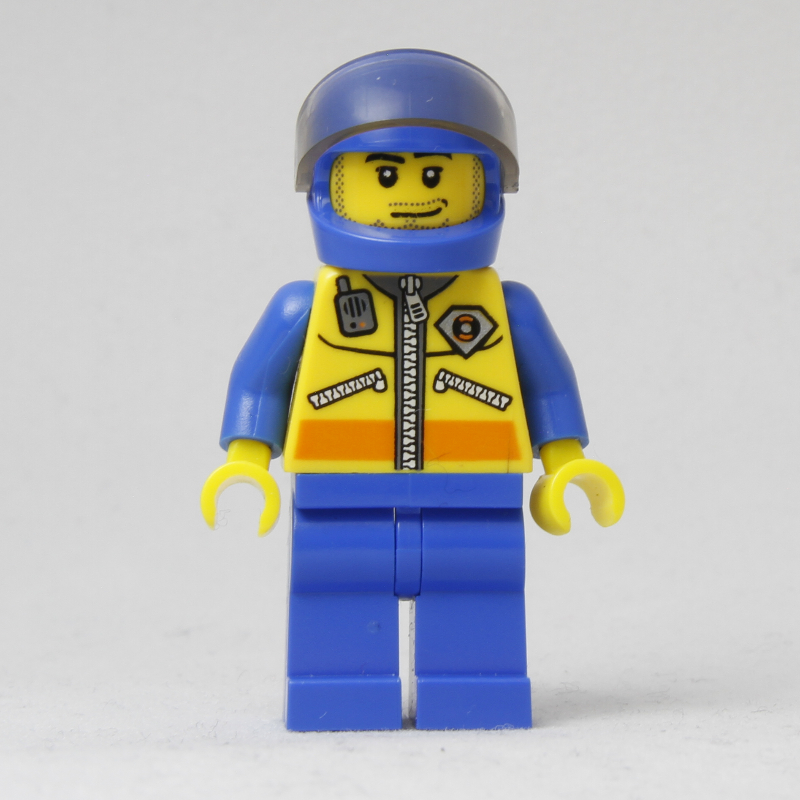 Garde-côte, veste jaune avec fermeture éclair, radio et badge, casque bleu avec visière, barbe naissante (Coast Guard, Yellow Jacket with Zipper, Radio and Badge, Blue Helmet with Visor, Stubble)