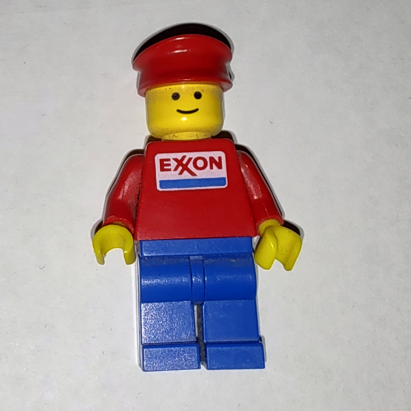 Homme, torse rouge avec logo exxon, jambes bleues, chapeau rouge (Man, Red Torso with Exxon Logo, Blue Legs, Red Hat)