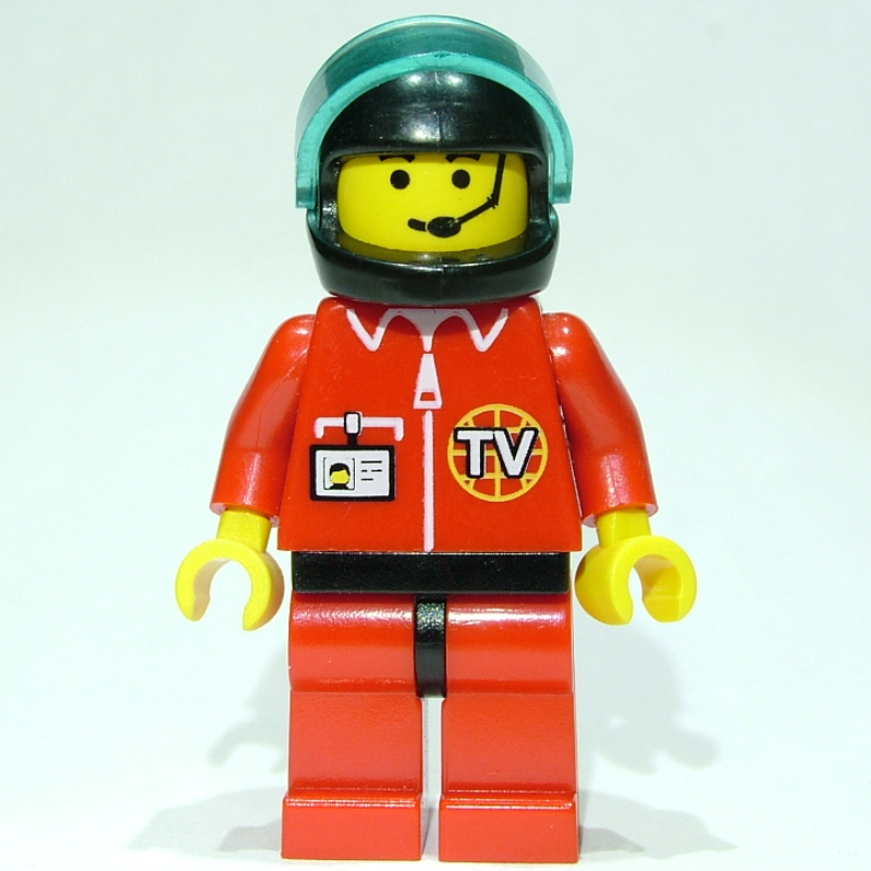 Pilote, combinaison rouge avec logo de la télévision, casque noir avec visière, micro-casque (Pilot, Red Jumpsuit with TV Logo, Black Helmet with Visor, Headset)