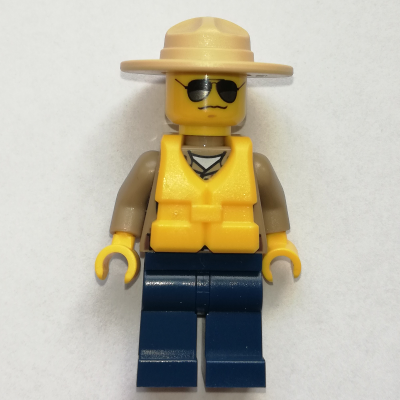 Police forestière / ranger, chemise beige foncé avec radio et badge, jambes bleu foncé, chapeau de campagne beige, gilet de sauvetage jaune, lunettes de soleil (Forest Police / Ranger, Dark Tan Shirt with Radio and Badge, Dark Blue Legs, Tan Campaign Hat, Yellow Life Vest, Sunglasses)
