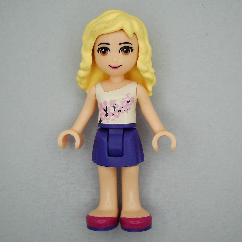 Naya - haut blanc, jupe pourpre foncé (Naya - White Top, Dark Purple Skirt)