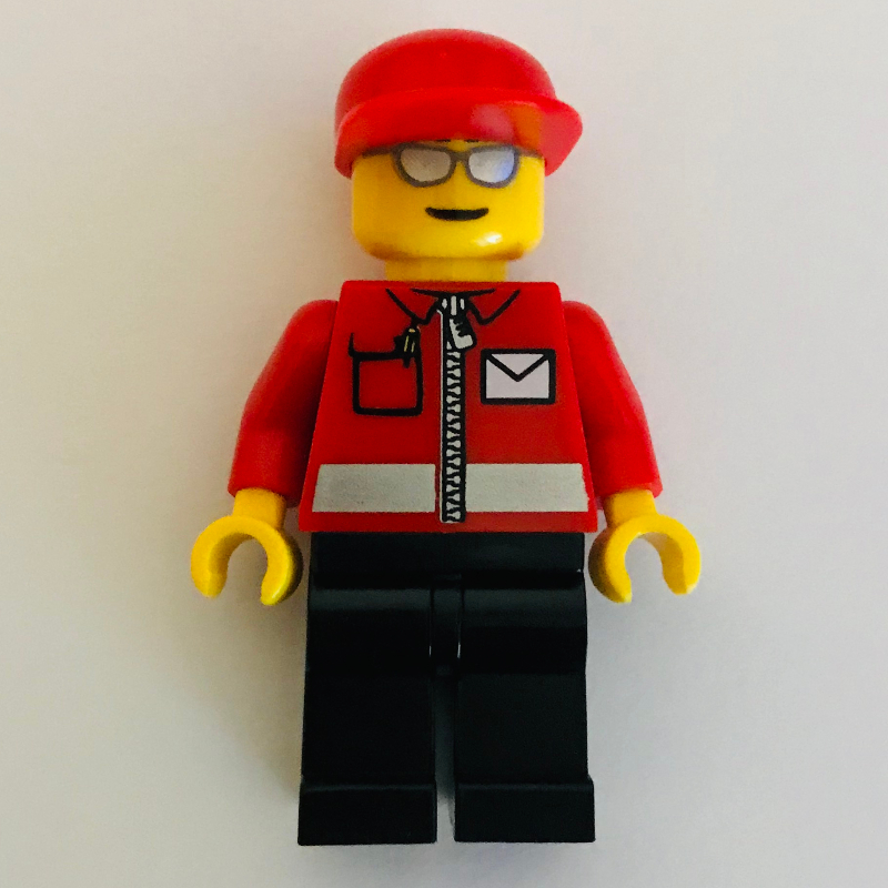 Postier, veste rouge avec fermeture à glissière et logo lettre, jambes noires, casquette rouge, lunettes de soleil argentées (Postal Worker, Red Jacket with Zipper and Letter Logo, Black Legs, Red Cap, Silver Sunglasses)