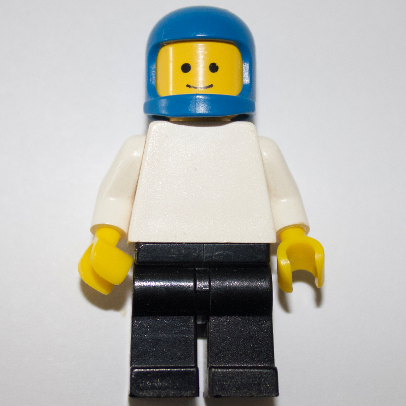 Homme, torse blanc uni, jambes noires, casque bleu (Man, Plain White Torso, Black Legs, Blue Helmet)