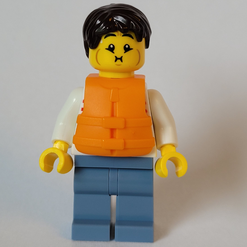 Homme, chemise rayée blanche et rouge, jambes bleu sable, gilet de sauvetage orange, cheveux brun foncé (Man, White and Red Striped Shirt, Sand Blue Legs, Orange Life Vest, Dark Brown Hair)
