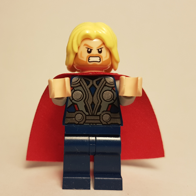 Thor avec cape rouge et cheveux jaune vif (Thor with Red Cape and Bright Yellow Hair)