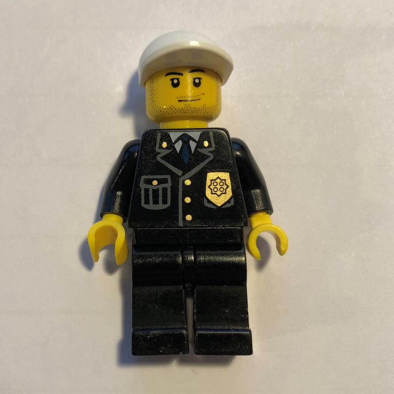 Policier, costume noir avec badge, casquette blanche, barbe naissante (Policeman, Black Suit with Badge, White Cap, Stubble)
