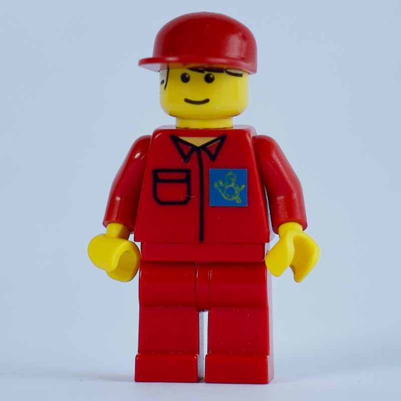 Postier, chemise rouge avec logo en corne avec fond bleu, jambes rouges, casquette rouge (Postal Worker, Red Shirt with Horn Logo with Blue Background, Red Legs, Red Cap)