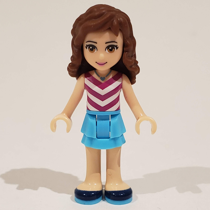Olivia — haut blanc et magenta, jupe azur moyen (Olivia - White/Magenta Top, Medium Azure Skirt)