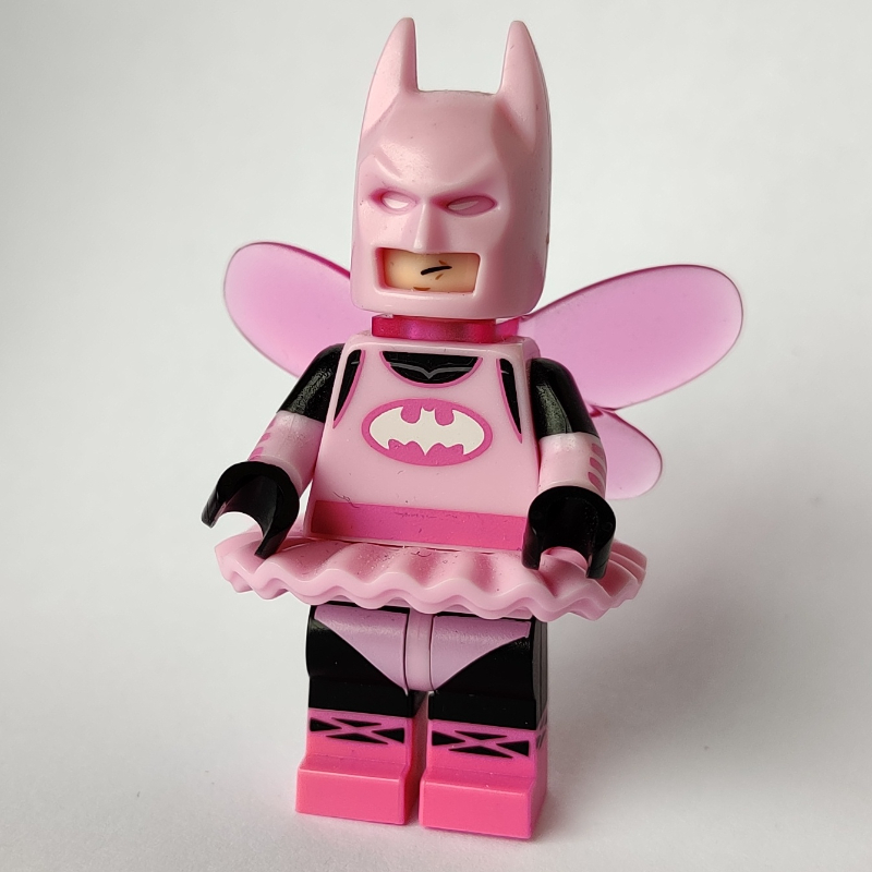 Batman, tenue rose vif, cagoule rose vif, ailes (Batman fée) (Batman, Bright Pink Suit, Bright Pink Cowl, Wings (Fairy Batman))