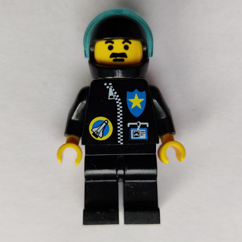 Garde de sécurité, port spatial, veste noire, casque noir avec visière (Security Guard, Space Port, Black Jacket, Black Helmet with Visor)