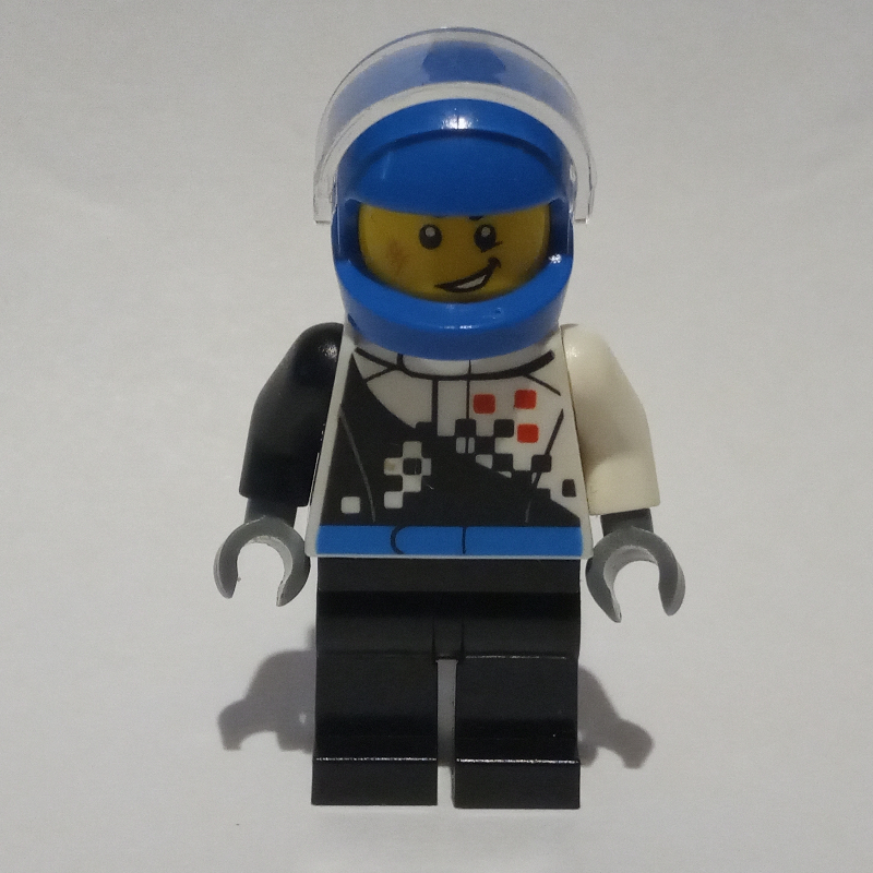 Pilote de course, combinaison noire et blanche, casque bleu avec visière, cicatrice (Racer, Black and White Jumpsuit, Blue Helmet with Visor, Scar)