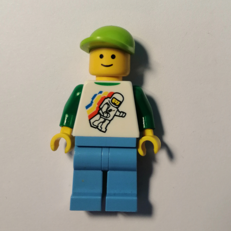 Homme, flottant classique astronaute sur chemise, jambes azur moyen, casquette vert citron (Man, Floating Classic Spaceman on Shirt, Medium Azure Legs, Lime Cap)