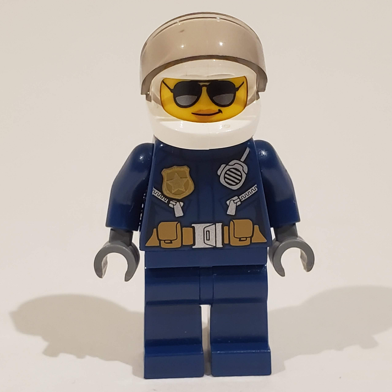 Policière, veste bleu foncé avec radio, badge et ceinture avec pochettes, casque blanc avec visière transparent-brun, lunettes de soleil (Policewoman, Dark Blue Jacket with Radio, Badge, and Belt with Pouches, White Helmet with Trans-Brown Visor, Sunglasses)