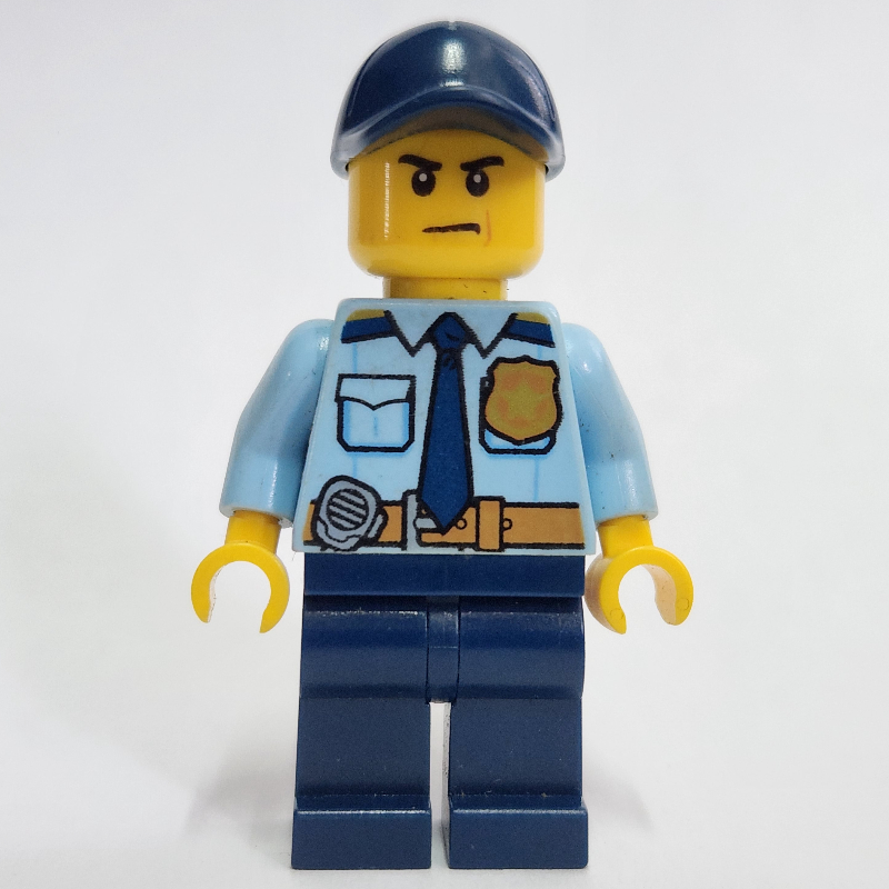 Policier, chemise bleu clair vif avec cravate bleu foncé, badge et radio à la ceinture, casquette bleu foncé (Policeman, Bright Light Blue Shirt with Dark Blue Tie, Badge, and Radio on Belt, Dark Blue Cap)