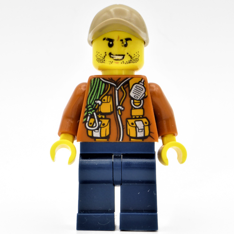Explorateur, veste avec pochettes, radio et corde, casquette beige foncé, barbe naissante et dents serrées (Explorer, Jacket with Pouches, Radio, and Rope, Dark Tan Cap, Stubble and Clenched Teeth)