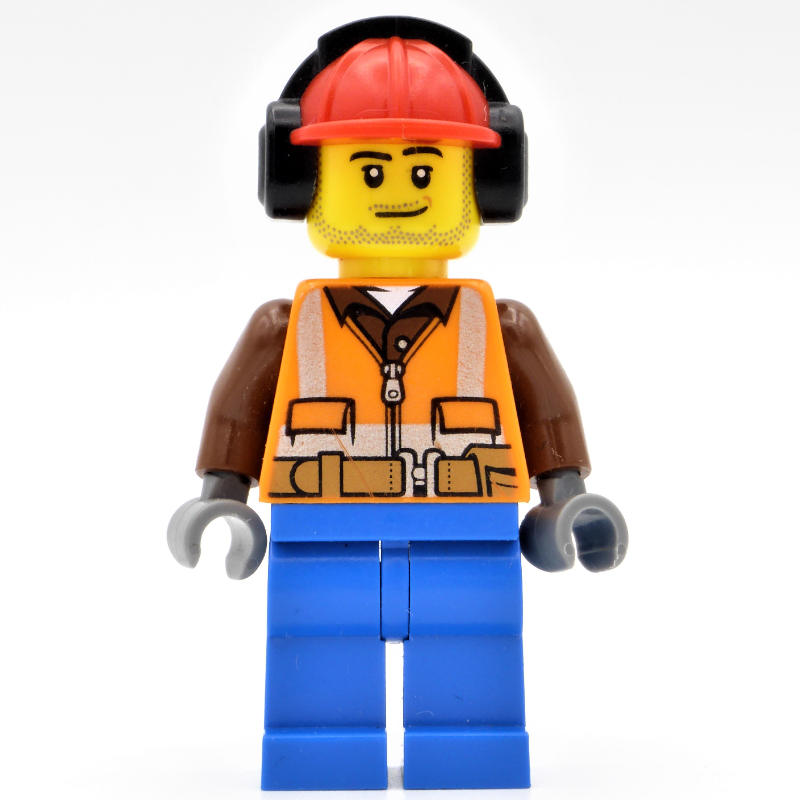 Ouvrier de chantier, gilet de sécurité orange avec fermeture éclair sur chemise brun rougeâtre, jambes bleues, casque de chantier rouge avec protections auditives, barbe naissante (Construction Worker, Orange Safety Vest with Zipper over Reddish Brown Shirt, Blue Legs, Red Hard Hat with Ear Defenders, Stubble)
