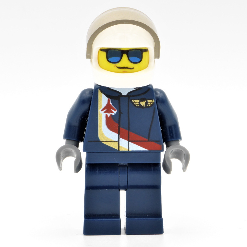 Pilote, combinaison bleu foncé avec badge avion et ailes, casque blanc avec visière, lunettes de soleil bleues (Pilot, Dark Blue Jumpsuit with Plane and Wings Badge, White Helmet with Visor, Blue Sunglasses)