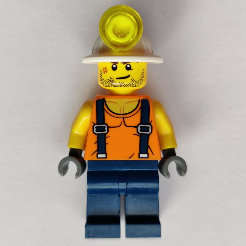 Mineur, gilet orange avec bretelles, chapeau minier, barbe naissante et cicatrice (Miner, Orange Vest with Suspenders, Mining Hat, Stubble and Scar)