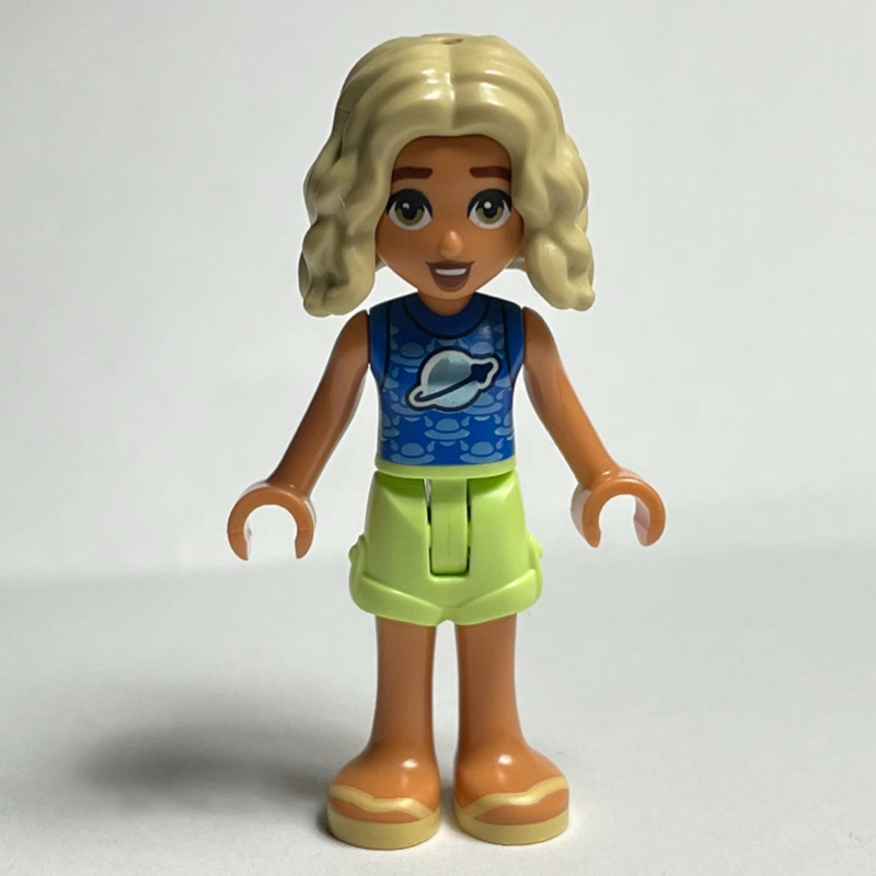 Nova — haut bleu, short beige (Nova - Blue Top, Tan Shorts)