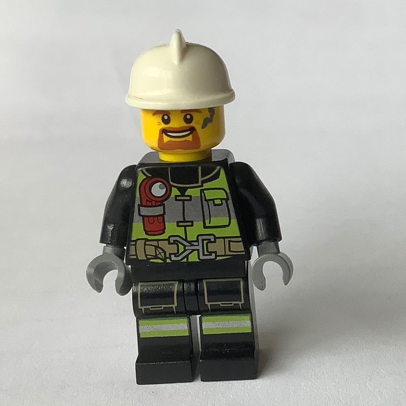 Pompier fred, costume de feu noir avec jauge et sangles, casque blanc, bouc (Fireman Fred, Black Fire Suit with Gauge and Straps, White Helmet, Goatee Beard)