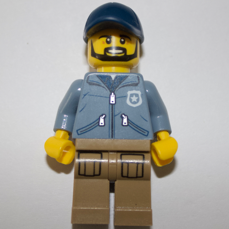 Policier ranger ralph, veste bleu sable avec poches et 'POLICE' au dos, casquette bleu foncé, barbe (Policeman Ranger Ralph, Sand Blue Jacket with Pockets and 'POLICE' on Back, Dark Blue Cap, Beard)