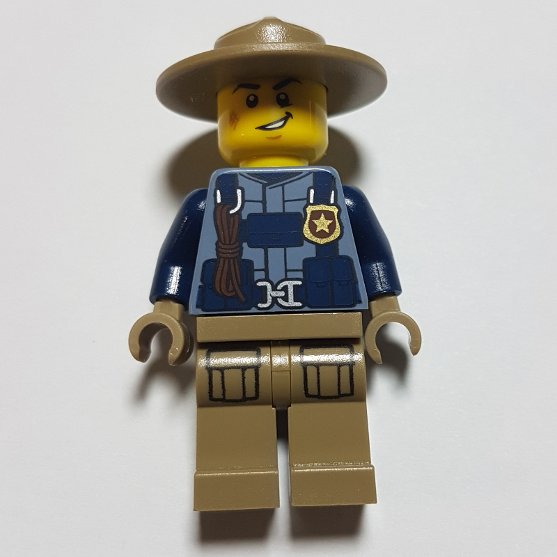 Policier, veste bleu sable avec badge, corde et sangles, chapeau de campagne beige (Policeman, Sand Blue Jacket with Badge, Rope, and Straps, Tan Campaign Hat)
