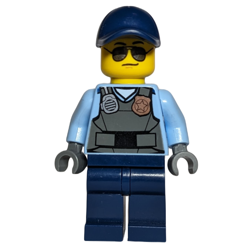 Policier, gilet gris bleu foncé avec radio, badge et 'POLICE' au dos sur chemise bleu moyen, casquette bleu foncé, lunettes de soleil (Policeman, Dark Bluish Gray Vest with Radio, Badge, and 'POLICE' on Back over Medium Blue Shirt, Dark Blue Cap, Sunglasses)
