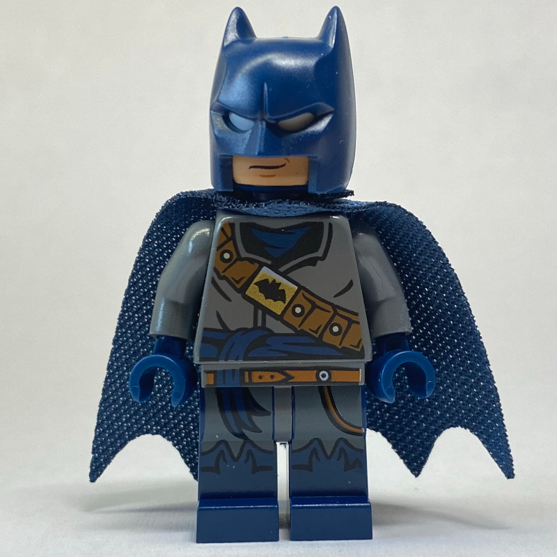 Batman, tenue gris bleuté foncé, cape et cagoule bleu foncé (pirate) (Batman, Dark Bluish Gray Suit, Dark Blue Cape and Cowl (Pirate))