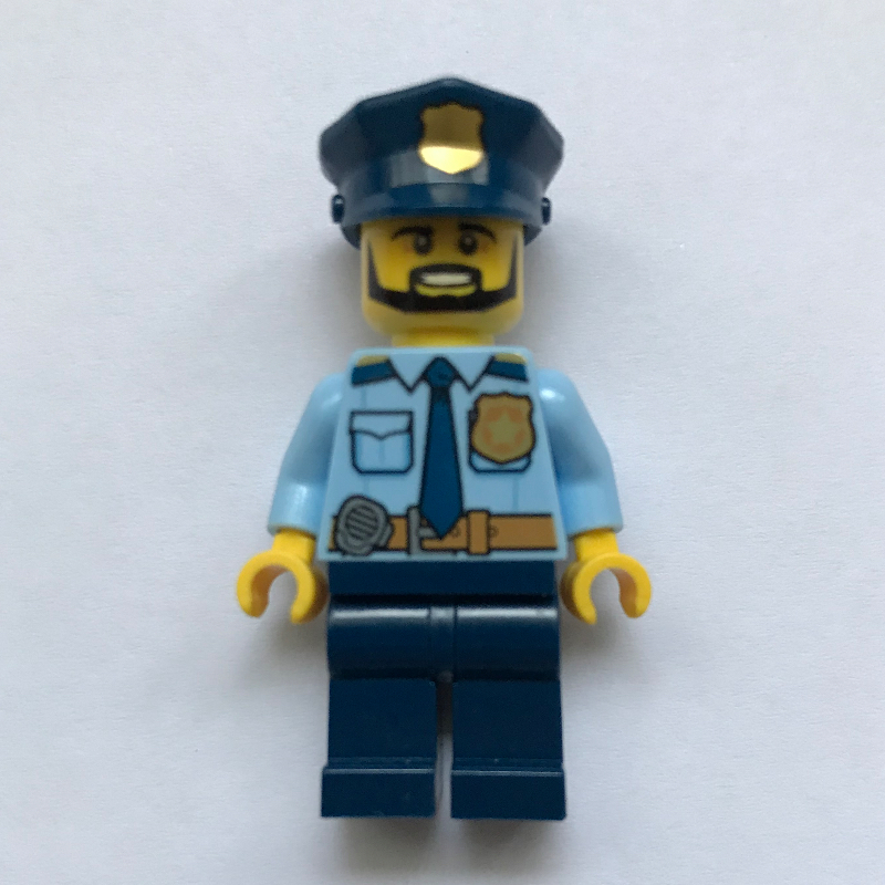 Capitaine de police braise, chemise bleu clair vif avec radio et badge, jambes bleu foncé, chapeau de police avec badge, barbe (Policeman Captain Ember, Bright Light Blue Shirt with Radio and Badge, Dark Blue Legs, Police Hat with Badge, Beard)