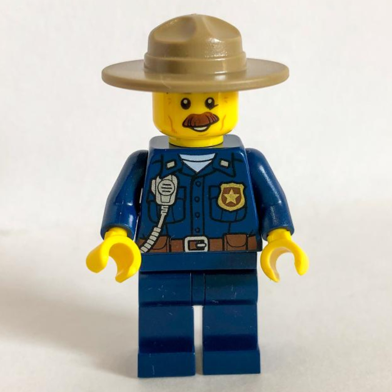 Chef de la police de montagne, chemise bleu foncé avec radio et badge, chapeau de campagne, moustache (Mountain Police Chief, Dark Blue Shirt with Radio and Badge, Campaign Hat, Moustache)