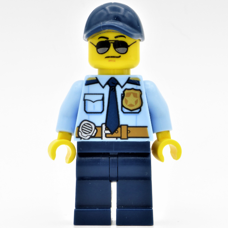 Policier, chemise bleu clair vif avec cravate bleu foncé, badge et radio à la ceinture, casquette bleu foncé, lunettes de soleil (Policeman, Bright Light Blue Shirt with Dark Blue Tie, Badge, and Radio on Belt, Dark Blue Cap, Sunglasses)