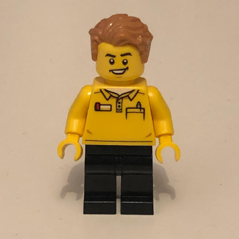Employé du magasin LEGO, logo LEGO sur le dos, cheveux nougat moyen (LEGO Store Employee, LEGO Logo on Back, Medium Nougat Hair)