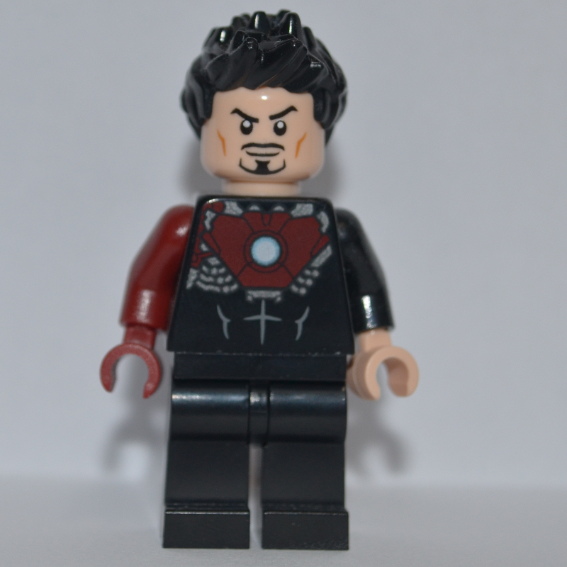 Tony se transforme en Iron Man, torse noir (Tony Stark Transforming into Iron Man, Black Torso)