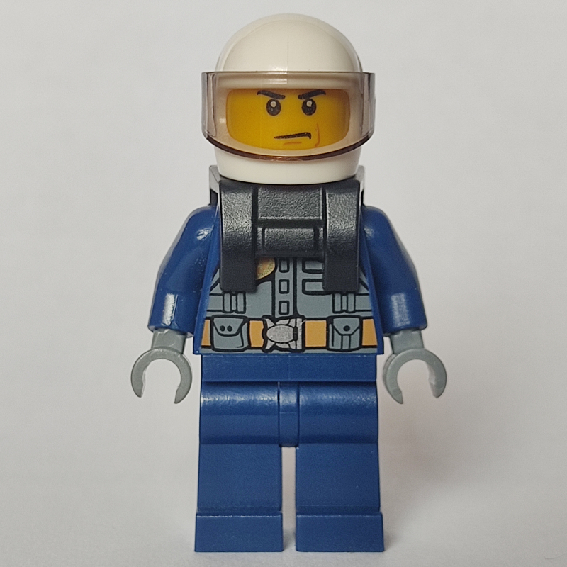 Policier, gilet gris bleu foncé avec radio et badge sur chemise bleu foncé, casque blanc avec visière, support de cou (Policeman, Dark Bluish Gray Vest with Radio and Badge over Dark Blue Shirt, White Helmet with Visor, Neck Bracket)