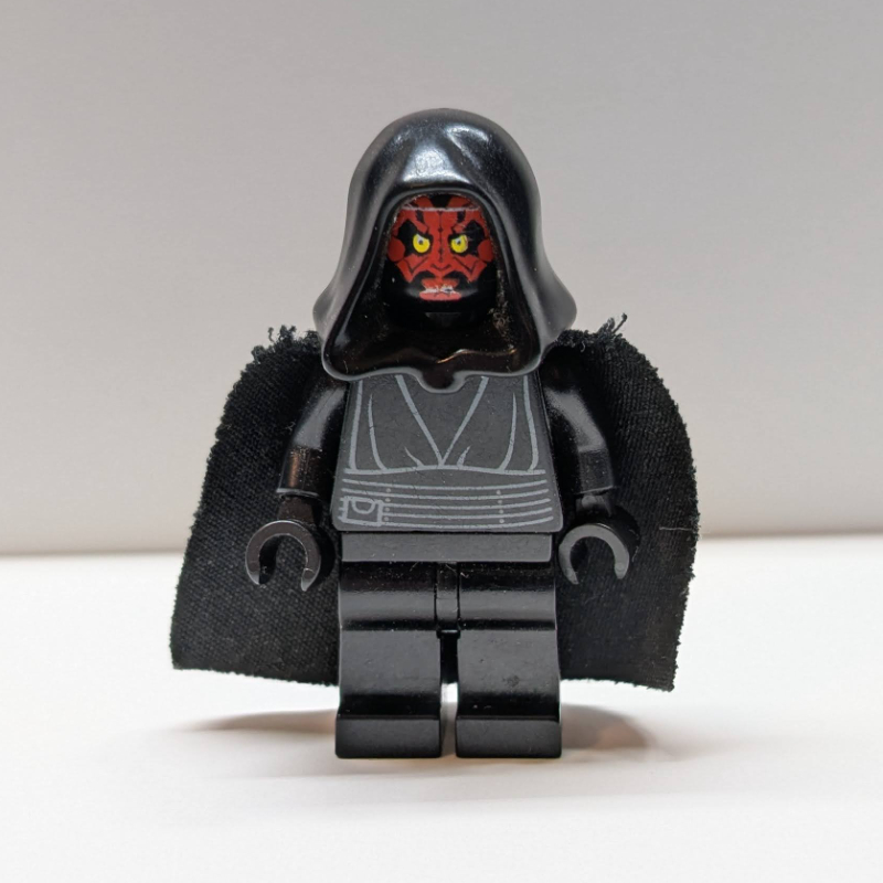 Dark Maul, capuche noire et cape, pochette sur ceinture (Darth Maul, Black Hood and Cape, Pouch on Belt)
