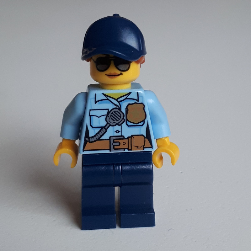 Policière sam solo, chemise bleu clair vif avec radio et badge, jambes bleu foncé, casquette bleu foncé avec cheveux, lunettes de soleil (Policewoman Sam Solo, Bright Light Blue Shirt with Radio and Badge, Dark Blue Legs, Dark Blue Cap with Hair, Sunglasses)